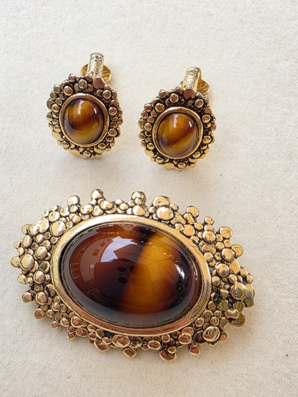 Sarah Coventry: "Norwegian Wood" Brooch & Clip-On Earring Set (1976)